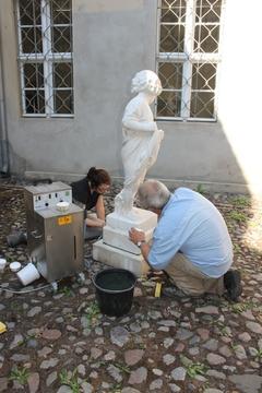 Fischerknabe auf dem Museumshof, bei der Reinigung und Konservierung, 2016