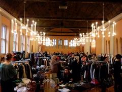 Volles Haus beim Frauenkleidermarkt im Altstädtischen Rathaus