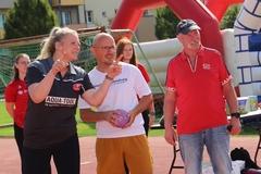 Katharina Dörner und Gerd Wartenberg erklärten Daniel Keip den Ballwurf-Test.