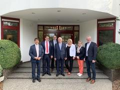 Oberbürgermeister Steffen Scheller, die Werkleiter von Nauen und Brandenburg Garri Genrich und Klaus Kinnemann, die Aufsichtsräte Udo und Ingrid Wirthwein und die Bundestagsabgeordneten Dr. Dietlind Tiemann und Alois Gerig (v.l.n.r.) vor dem Werk in Kirchmöser