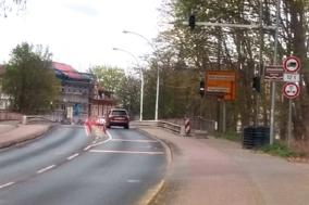 Auto fährt über die Schleusenbrücke.