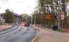 Auto fährt über die Schleusenbrücke.