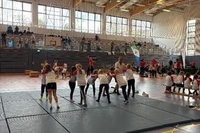 Kinder die auf einer Matte ringen.