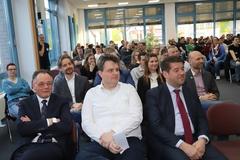 Steffen Scheller mit ZF-Geschäftsführer Frank Lorenz und HDM-Standortleiter Matthias Rößling .