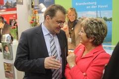 Infrastrukturminister Jörg Vogelsänger und die Oberebürgermeisterin im Gespräch am Stand der Havelstadt