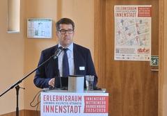 Oberbürgermeister Steffen Scheller berichtete der Gästeschar über die Innenstadtentwicklung in Brandenburg an der Havel.