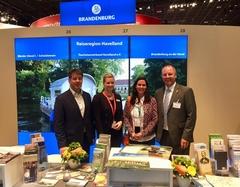 Oberbürgermeister Steffen Scheller und STG-Geschäftsführer Thomas Krüger mit seinem Messeteam am Gemeinschaftsstand auf der ITB