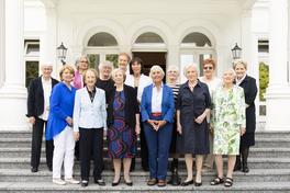 Filmstill aus dem Film "Die Unbeugsamen": Eine Gruppe von Frauen (Politikerinnen) steht auf einer Treppe vor einem Gebäude.