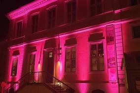 Mit einer Lichtschau wird das Frey-Haus am Abend in Szene gesetzt