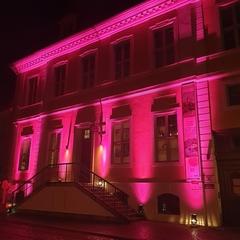 Mit einer Lichtschau wird das Frey-Haus am Abend in Szene gesetzt