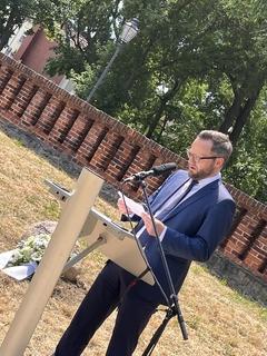 Bürgermeister Michael Müller zog in seiner Rede Parallelen zu gegenwärtigen Anfeindungen insbesondere im Bereich der Kommunalpolitik.