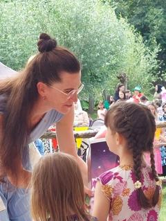 Die Sozialbeigeordnete der stadt Barndenburg an der Havel Alexandra Adel bei der Übergabe der Schultüten.