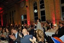 Sebastian Bradke warf den vorzustellenden Vereinen einen Ball zu.