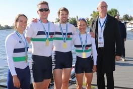 MP Woidke ehrte den Mixed-Vierer, in der auch die Brandenburger Olympiateilnehmerin Ronja Fini Sturm (rechts) mitruderte