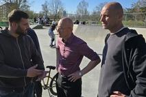 Sebastian "Satu" Kopke (Foto rechts) gesellte sich hinzu. Er kümmert sich als Mitarbeiter des Stadtsportbundes um Kinder und Jugendliche.