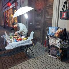 Vor den Häusern werden Stände aufgebaut.