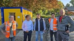 Tiefbauamtsleiter Christian Fuß und Oberbürgermeister Steffen Scheller im Gespräch mit Bauüberwacher Philipp Schockwitz vom Ingenieurbüro.