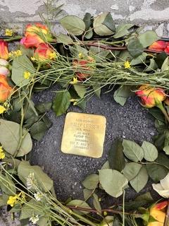 Im Beisein vieler Nachfahren wurde an den Domlinden 5 der Stolperstein für Wally Lesser verlegt.