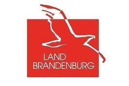 Logo des Landes Brandenburg: rotes Rechteck, darin die Umrisse eines stilisierten Adlers und der Schriftzug "Land Brandenburg"