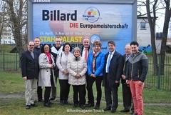 Veranstalter, Organisatoren und Förderer der EM vor dem Großplakat.