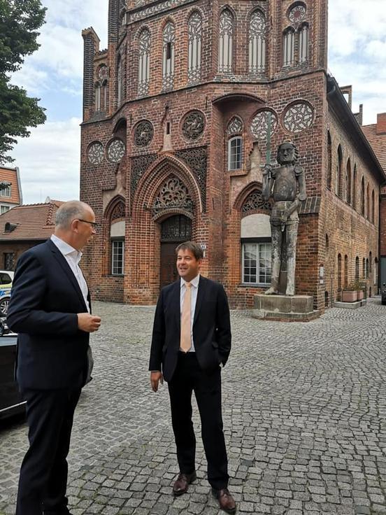 OB Steffen Scheller begrüßt MP Dietmar Woidke vor dem Rathaus