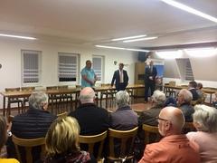 Oberbürgermeister Steffen Scheller hört den Anwohnern und Ortsvorsteher Renè Mahlow zu