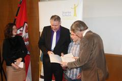 Bildungsstaatssekretär Burkhard Jungkamp überreicht die Urkunde an Schulleiter Wolfgang Ricken