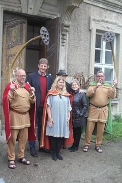 Darsteller des Theaterstückes mit Oberbürgermeisterin Dr. Dietlind Tiemann und Bürgermeister Jesper Würtzen