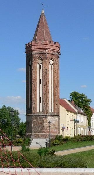 schmaler, achteckiger Turm mit Spitzdach 