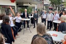 Der Brandenburger ExtraChor singt beim Treffen mit Oberbürgermeister Keip