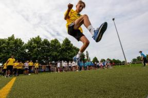 Ein Junge springt hoch bei Leichtathletikwettkämpfen.