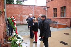 stilles Gedenken (Vizelandtagspräsident Dieter Dombrowski, Oberbürgermeisterin Dr. Dietlind Tiemann, Sozialbeigeordnete Dr. Wolfgang Erlebach, Bürgermeister Steffen Scheller)