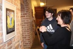 Katrin Tietz im Gespräch mit einem Künstler.