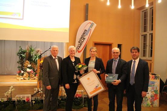 Bürgermeister Steffen Scheller, SVV-Vorsitzender Walter Paaschen und Laudatorin Kathrin Fredrich gratulieren dem Preisträger in der 3. Kategorie: Senioren- und Pflegezentrum Brandenburg gGmbH
