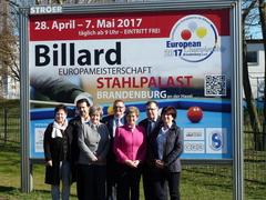 Veranstalter, Förderer und Sponsoren präsentieren das EM-Großplakat.