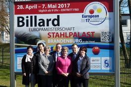 Veranstalter, Förderer und Sponsoren präsentieren das EM-Großplakat.