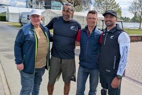 Peter Cowan mit Trainer Myka Nuku, Regattastreckenleiter Uwe Philipp und Regattateam-Vize Michael Kenzler.