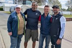 Peter Cowan mit Trainer Myka Nuku, Regattastreckenleiter Uwe Philipp und Regattateam-Vize Michael Kenzler.