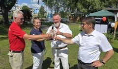 Andreas Zimmer, Dajana Pefersdorf, Holger Hundert und Steffen Scheller stoßen auf das Vereinsjubiläum an.