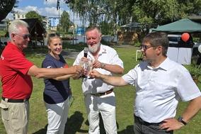 Andreas Zimmer, Dajana Pefersdorf, Holger Hundert und Steffen Scheller stoßen auf das Vereinsjubiläum an.