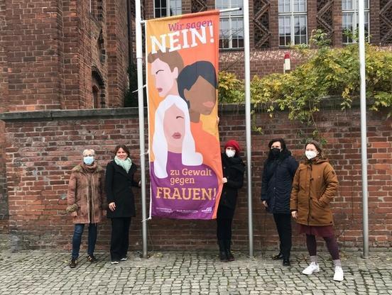 Am Altstädtischen Rathaus wurde ein Zeichen gegen Gewalt an Frauen und Mädchen gesetzt.