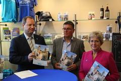 STG-Geschäftsführer Thomas Krüger, Tourismusvereinsvorsitzender Thomas Deterling und Oberbürgermeisterin Dr. Dietlind Tiemann bei der Vorstellung des neuen Reisejournals