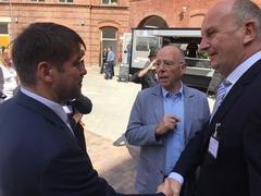Oberbürgermeister Steffen Scheller begrüßt Ministerpräsident Dr. Dietmar Woidke und den ehemaligen Bundesarbeitsminister Walter Riester.