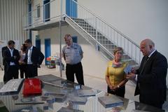 Geschäftsführer Friedrich Schuller erklärt Oberbürgermeisterin Dr. Dietlind Tiemann und Bürgermeister Steffen Scheller (links) die Produktpalette.