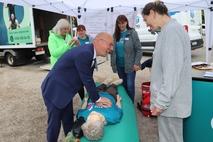 Der Oberbürgermeister packte bei der Reanimier-Puppe selbst mit.