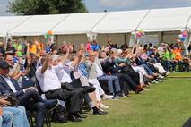 Die Festgäste wippten im Takt der Musik mit.