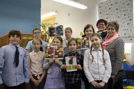 Kinder gestalten ein Fotobuch