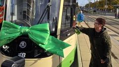 Petra Hill, einst VBBr-Prokuristin, taufte die Bahn auf den Namen Carl Reichstein.