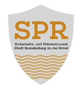 Logo mit grauem Schutzschild, orangen Wellen und Schriftzug "SPR"