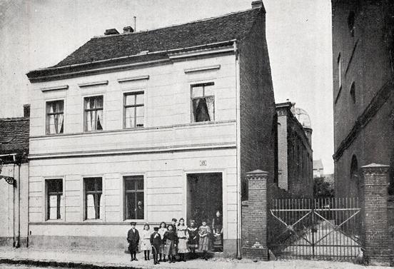 Jüdisches Gemeindehaus in der Großen Münzenstraße 15, im Hintergrund die Synagoge. Foto: Stadtmuseum Brandenburg an der Havel